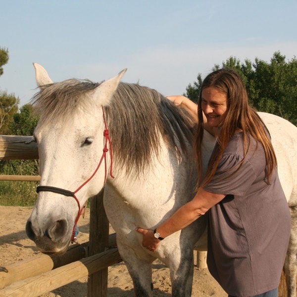 Sílvia Martí Korff teaching with a horse